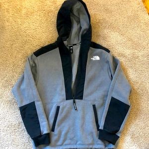 Men’s Northface zip up Size Medium.